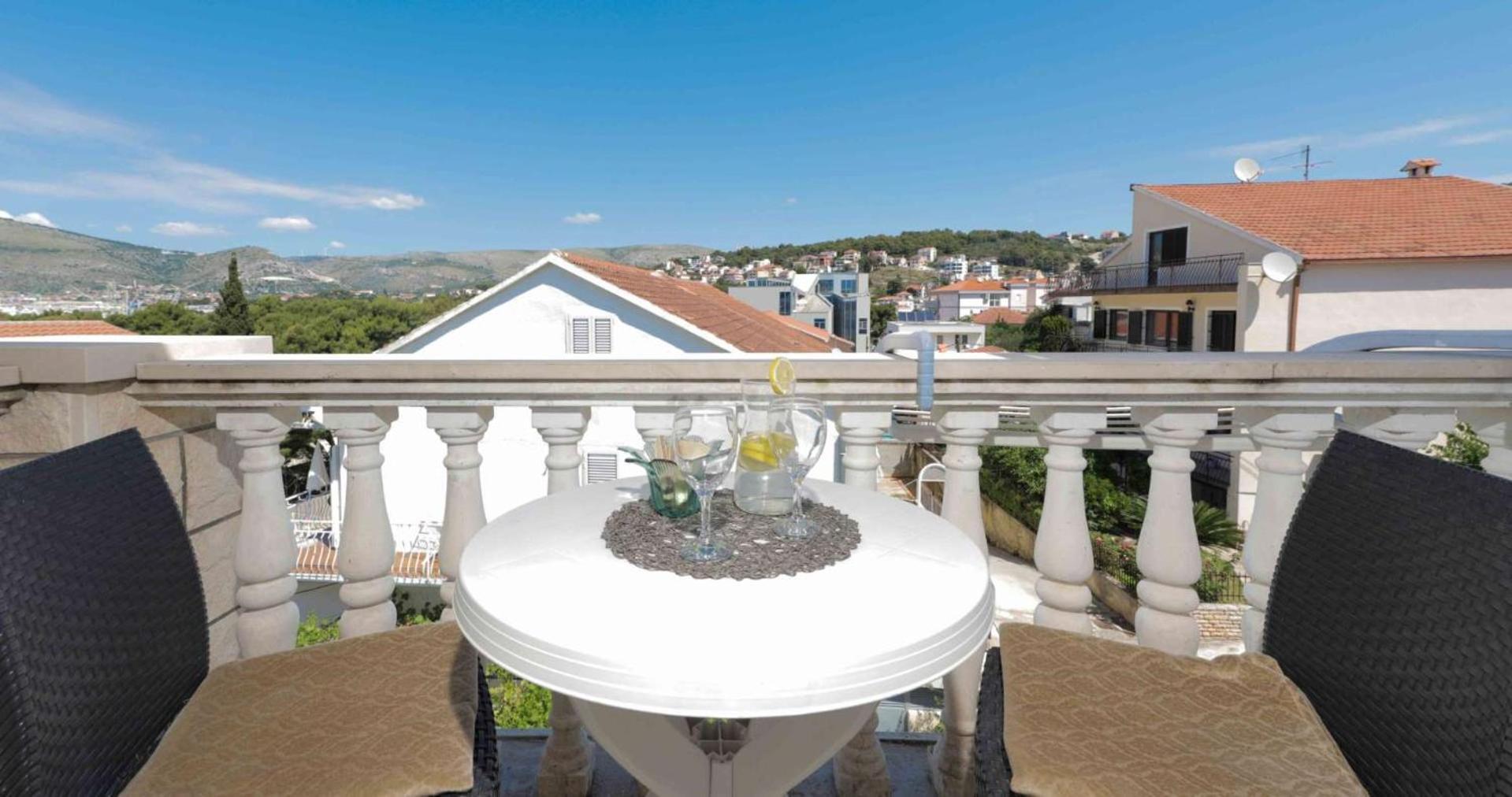 Apartments Lovric Трогир Экстерьер фото