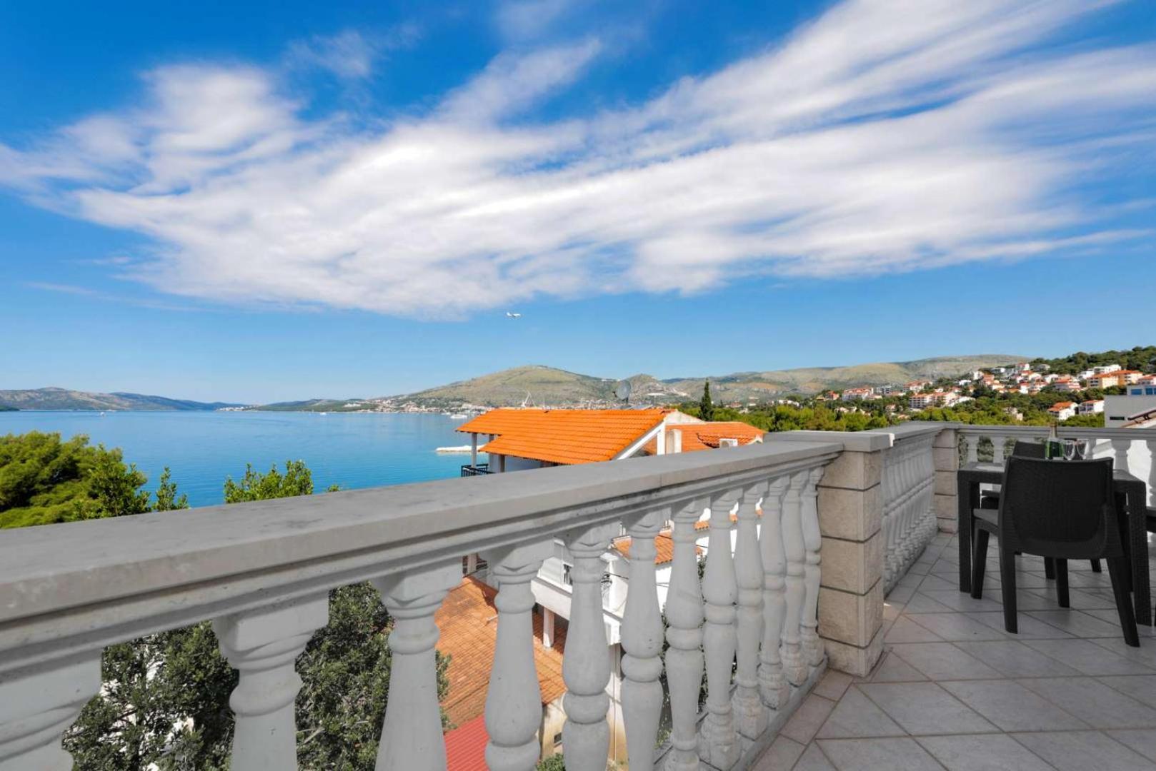 Apartments Lovric Трогир Экстерьер фото